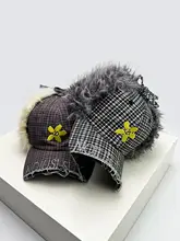 チェック柄の刺繍入りボアキャップ【男女兼用・保温・耳あて付き】