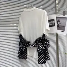 黒白の水玉柄デザインの短袖Tシャツ【甘さとクールさが融合】