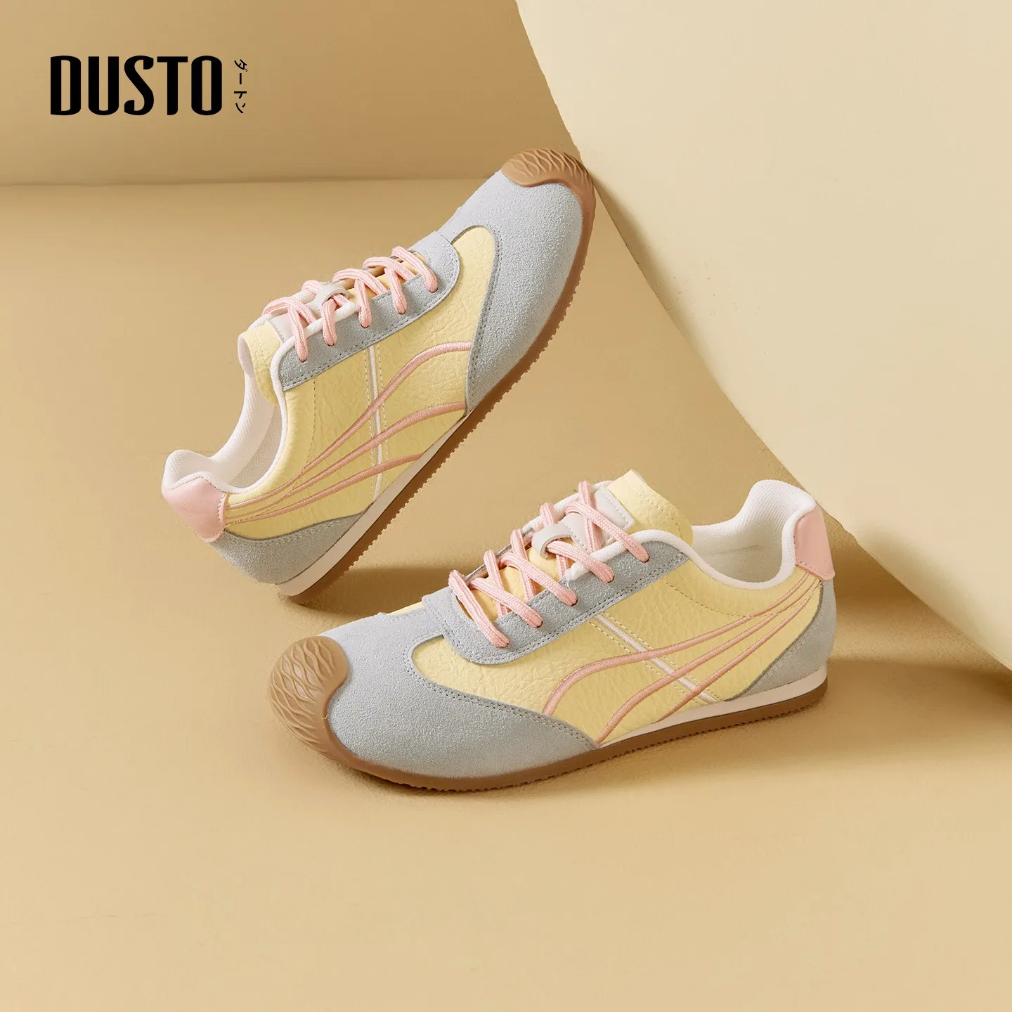スクエアトゥ フラットシューズ：DUSTOのレースアップデザインが日常に届く