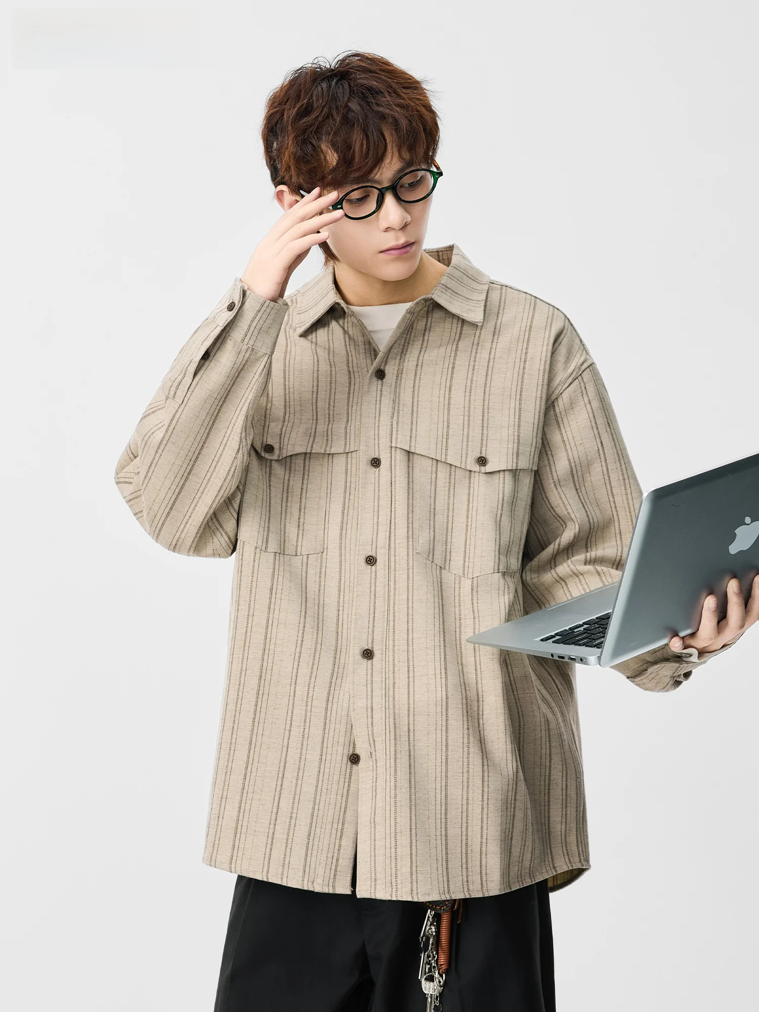 5月のメンズファッションで迷ったら、このストライプシャツが救う理由は？