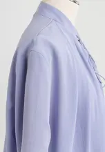 美しいデザインのシルク生地Vネックシャツ【系紐付き・ドレープのあるデザイン】