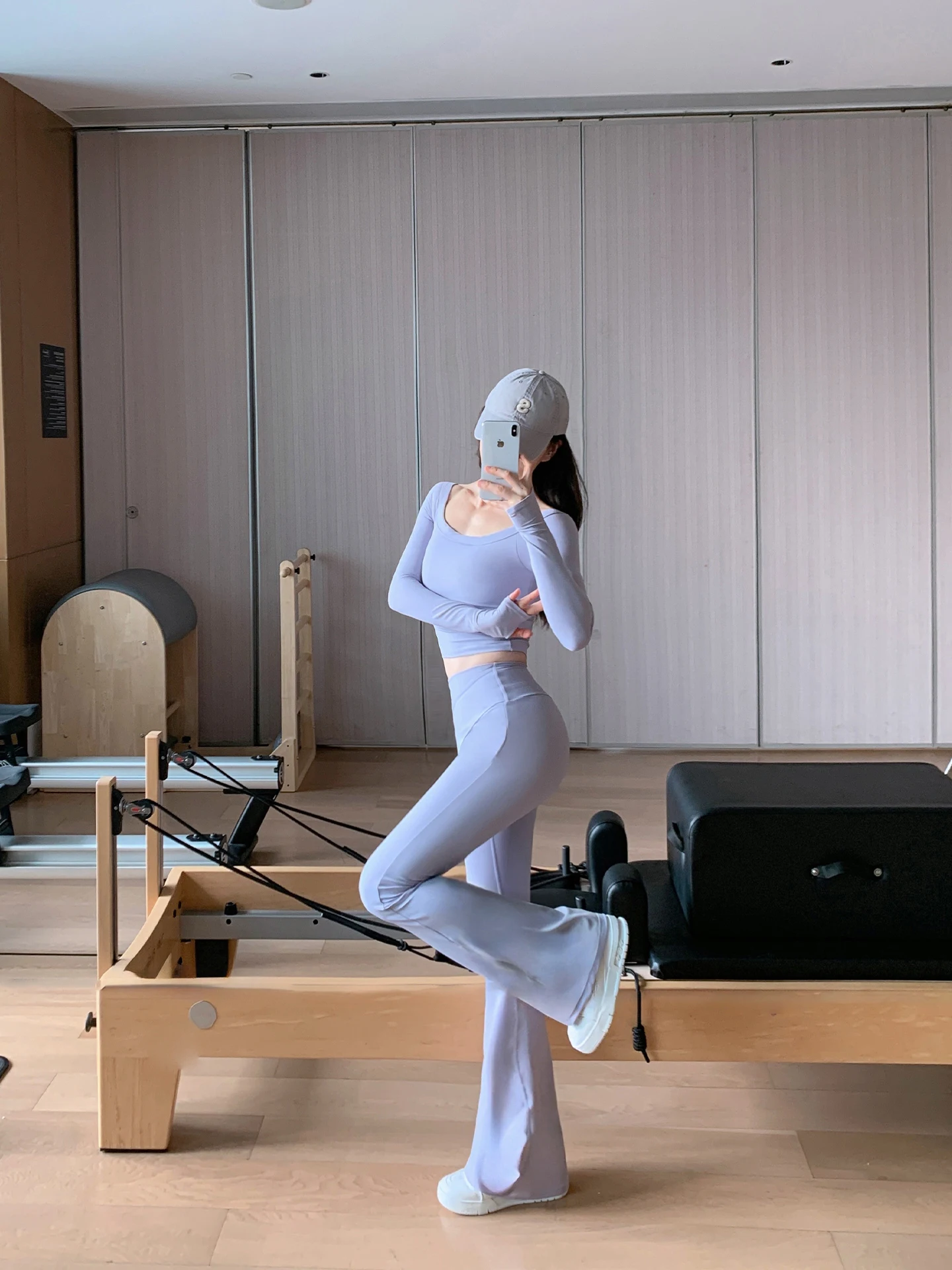 筋トレファッションで汗をかくと服が濡れる…そんな悩み、どう解決する？