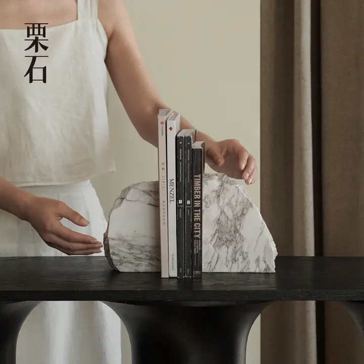 シンプルモダンな三角形のブックエンド【栗石デザイン・インテリア装飾用】