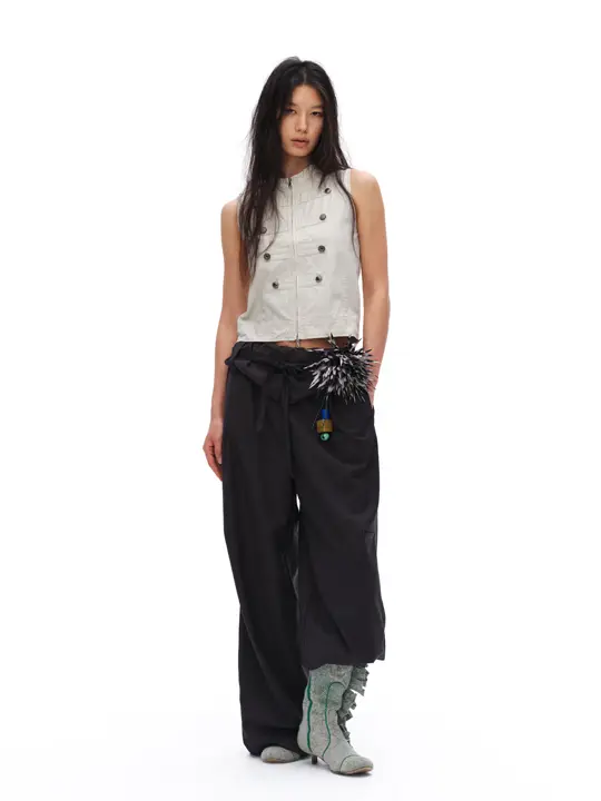 重厚感あるダブルブレストメダルベスト【立ち襟・ファスナー付き・ノースリーブ】
