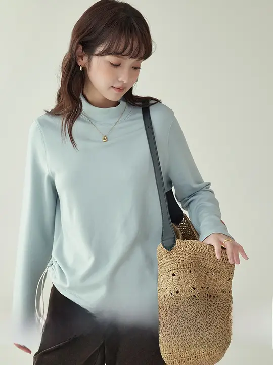 ブルーのハイネック長袖Tシャツ【サイドドローストリング・ゆったりフィット・秋用】
