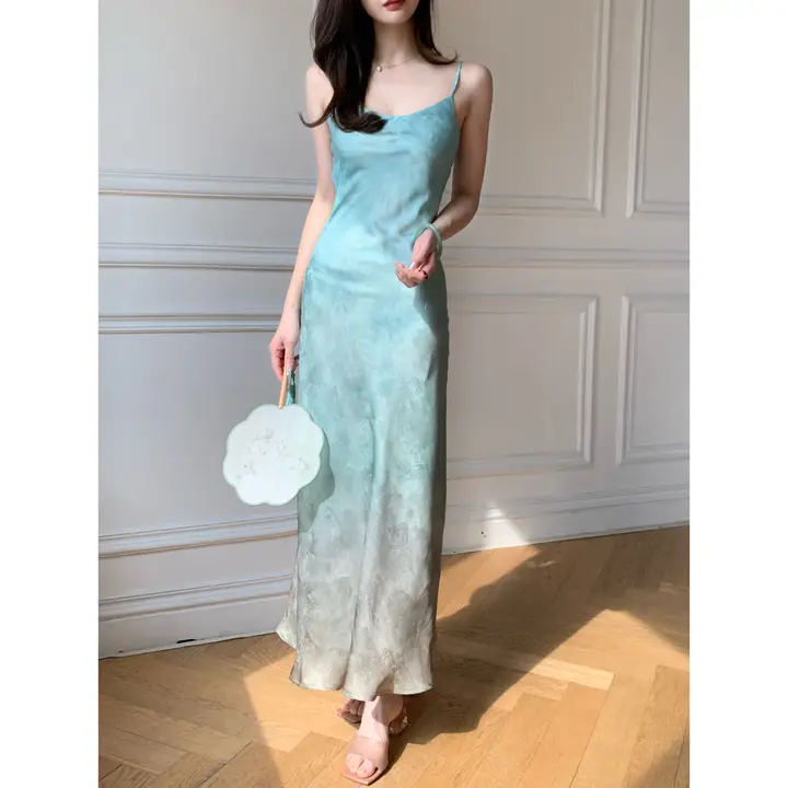 グラデーションデザインのブルーキャミワンピース【斜裁・上質感】（セットアップ対応）