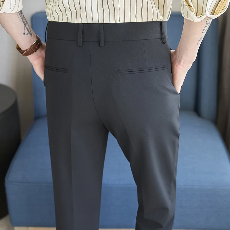 シックな服装 メンズ としての春秋用スリムフィットカジュアルパンツの実用性とスタイル分析