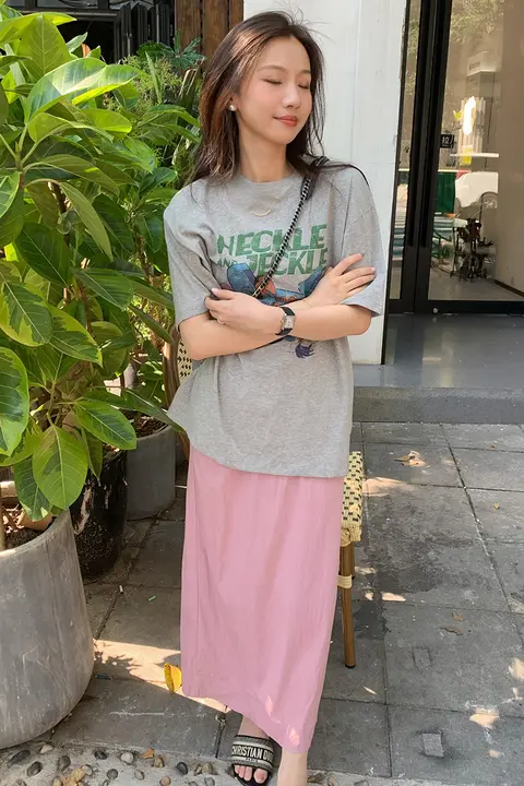 カジュアルなグレーの丸首半袖Tシャツ【アニメデザイン・ゆったりフィット・女性用】