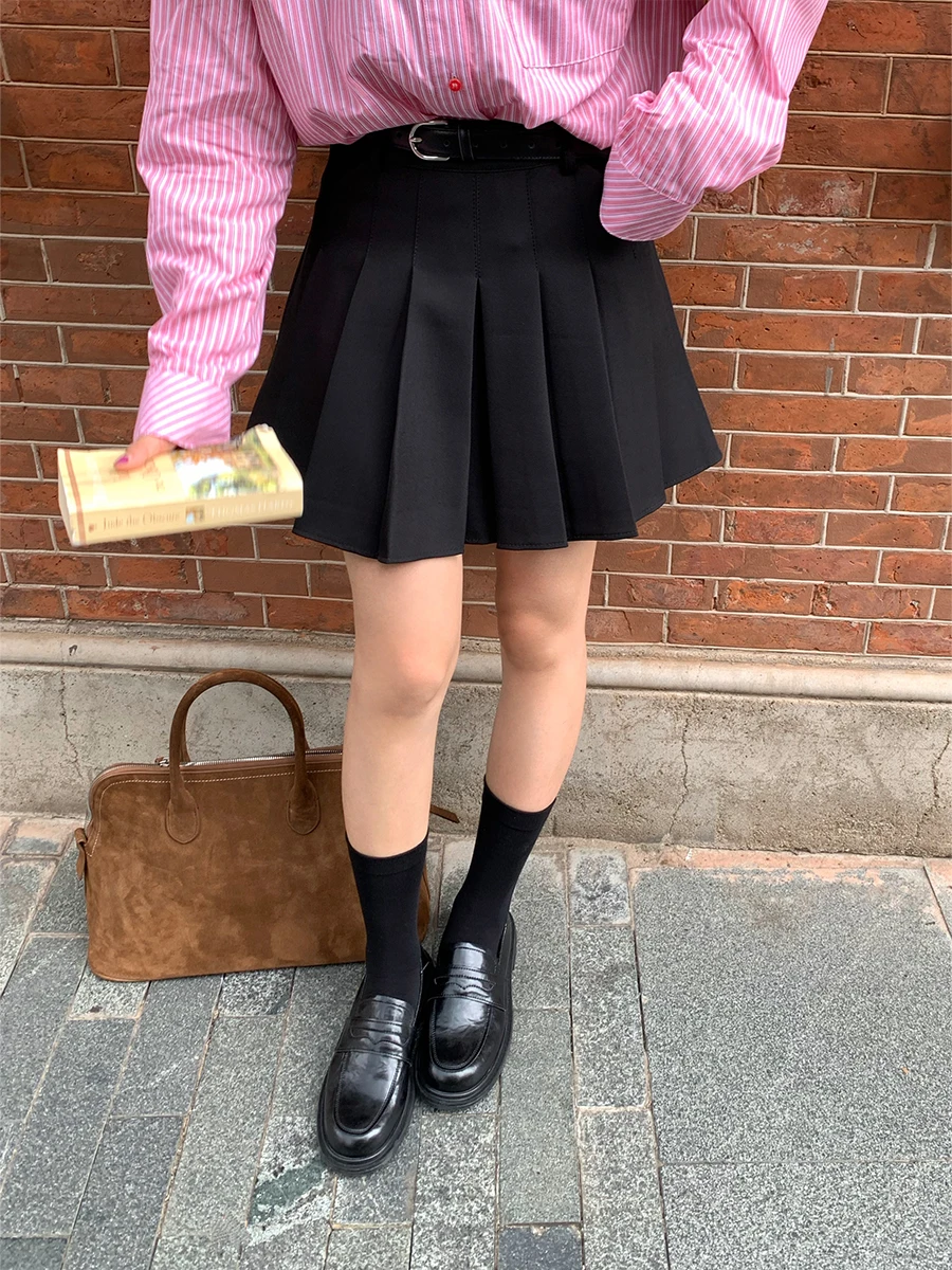 プリーツスカートをどう選ぶ？大人のカジュアルスタイルに欠かせない「ポケット付き無地スーツ風」の選び方