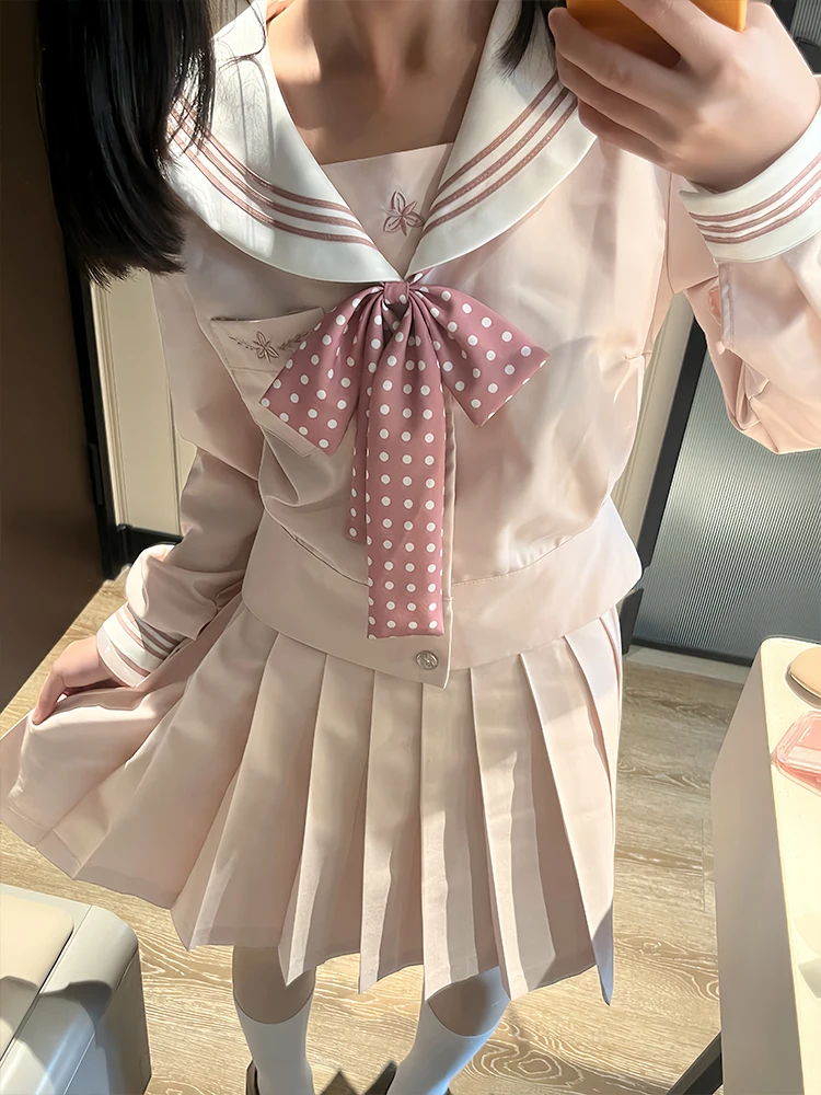 キャンパススタイルの長袖セーラー服：ダサい学生服としての実用性とデザインのバランス