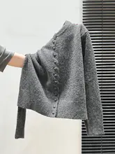 高級感あるニットカーディガン【長袖・厚手】と黒チェックのプリーツスカート（セットアップ対応）