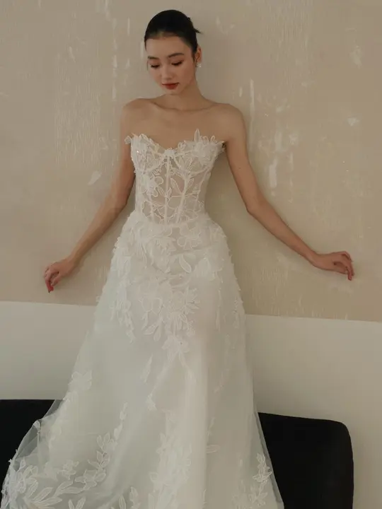 リボン付きビスチェレースの軽やかな婚礼ドレス【ウェディング・フレンチスタイル・プリンセスライン】（セットアップ対応）