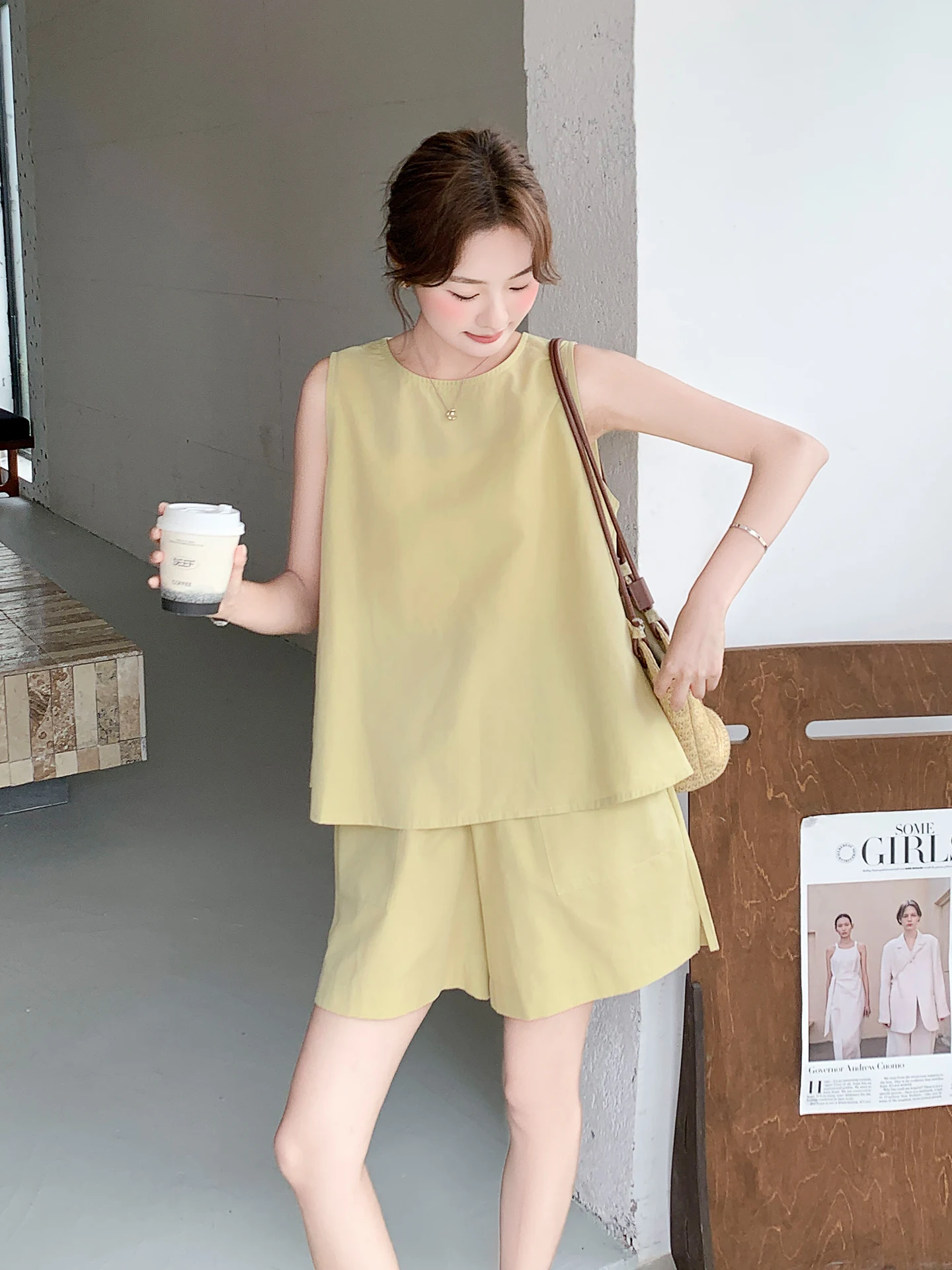 三者面談 服装 夏：黄色の背面レースタンクトップとショートパンツセットアップのデザインと着用感