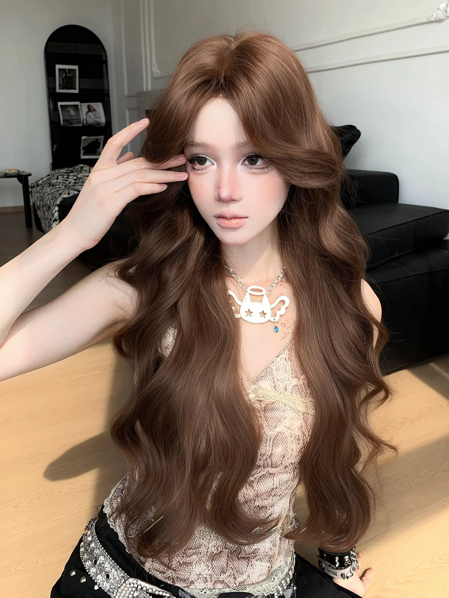 ロングウィッグで2026秋冬を彩る！前髪ありのロリータスタイルは、どんな人に似合うの？
