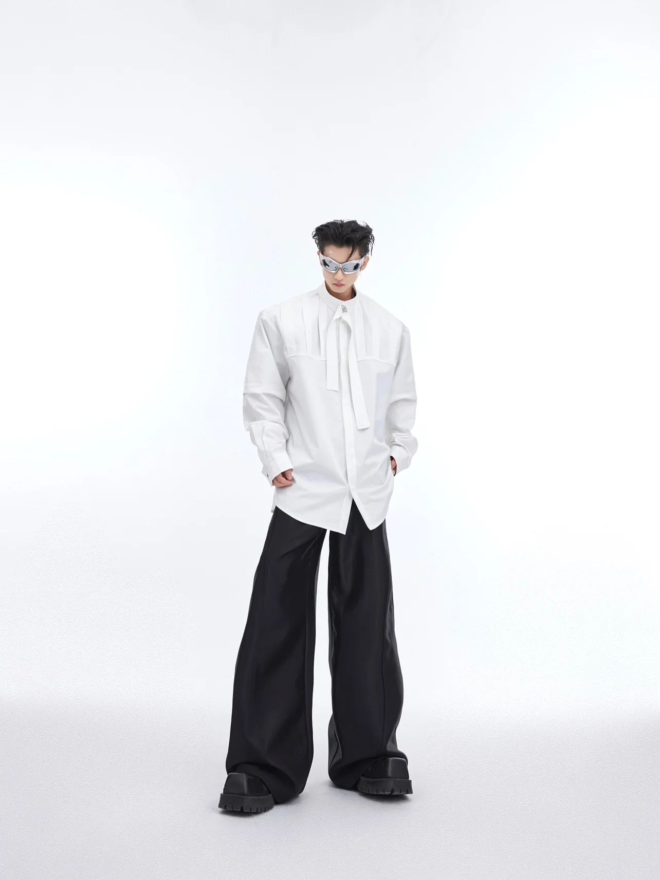 デザイン性のある立体的なタック長袖シャツ：メンズプレゼント服の選定ガイド