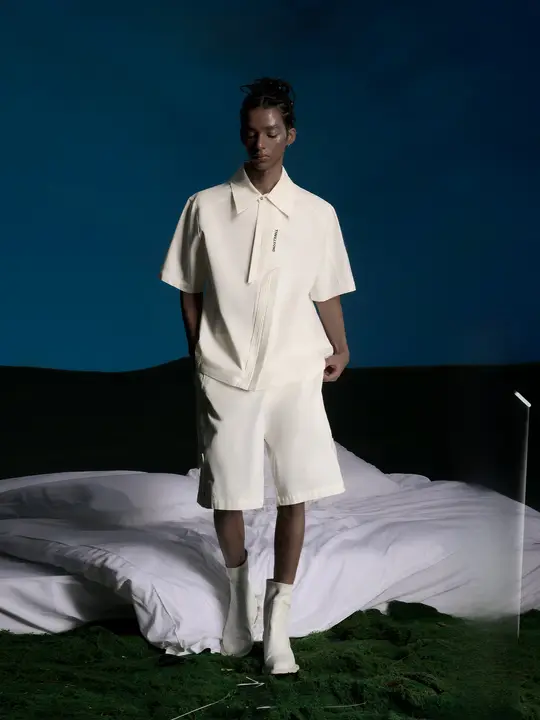 デザイン性のある半袖シャツとショートパンツ【夏用・男の二点セットアップ対応】