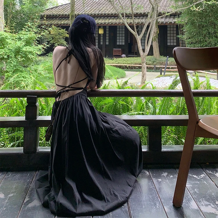 背中が開いたワンピースは、本当に「セクシー」なのか？リアルな体験から見つけた選び方