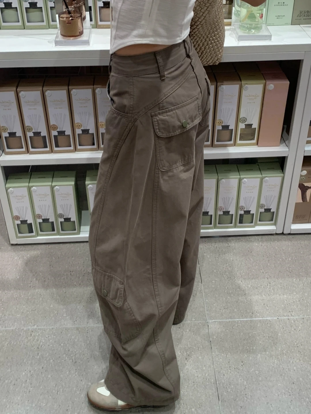 ハイウエスト軍用グリーンワイドパンツ：2026年春季の定番スタイルとしての実用性と着こなしのバランス