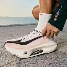 通気性に優れたトレーニングシューズ【軽量・マラソン対応・男子用】