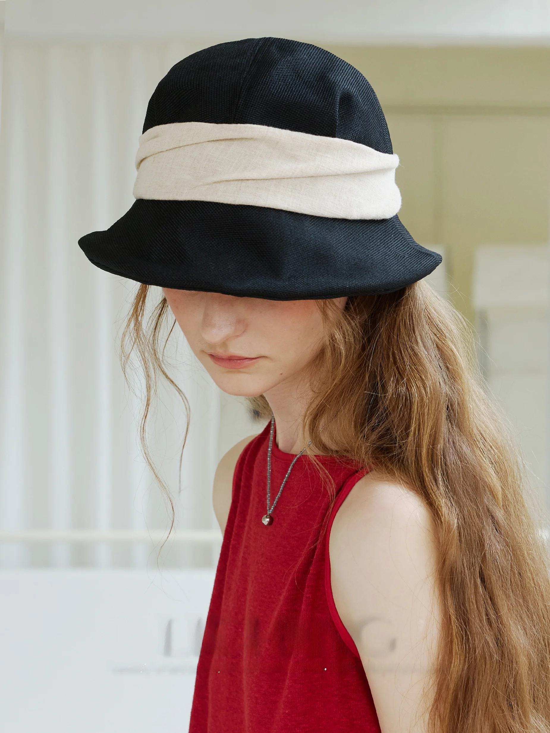 おしゃれな帽子を選ぶには？黒白のフィッシャーハットが解決する、春夏のスタイル悩み