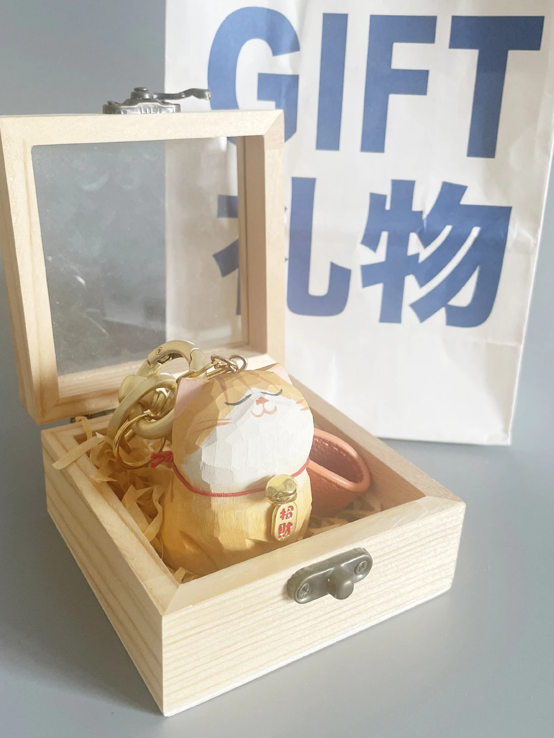 手作り彫刻の木製オレンジ猫キーホルダー：カーグッズおすすめの軽量かつ高品質な車載ギフト