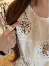 フィットの刺繍入ノースリーブトップスとウエストゴムのカジュアルパンツ（セットアップ対応）