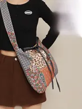リバーシブルデザインの大容量ショルダーバッグ【レトロ風・花柄・レオパードパターン】