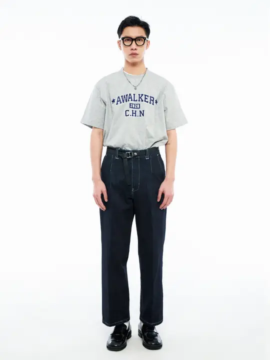 ユニセックス グレーのワイドフィット丸首Tシャツ【レトロフォントプリント・カジュアル】
