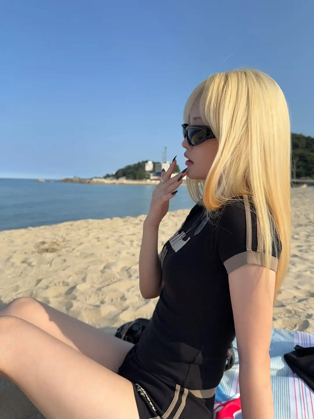スポーツスタイルで夏をどう過ごす？黒のパフスリーブTシャツとショートパンツのセットが解決する悩みとは