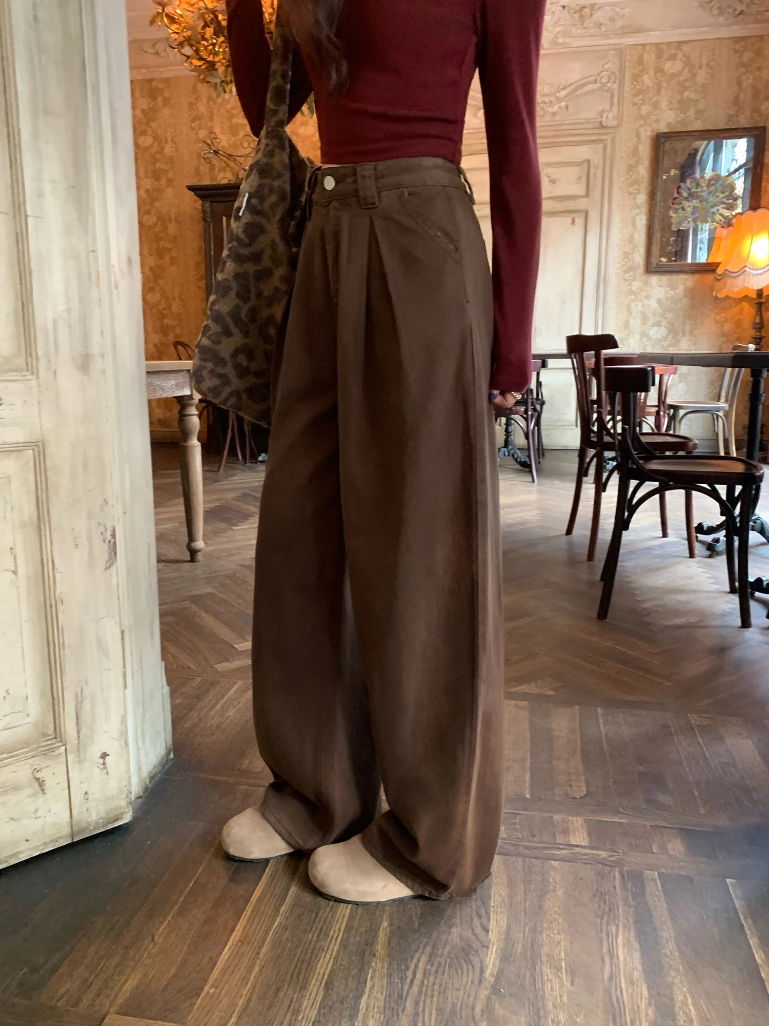 カフェカラーのワイドレッグデニムパンツ【ハイウエスト・フィット・トレンド】（セットアップ対応）