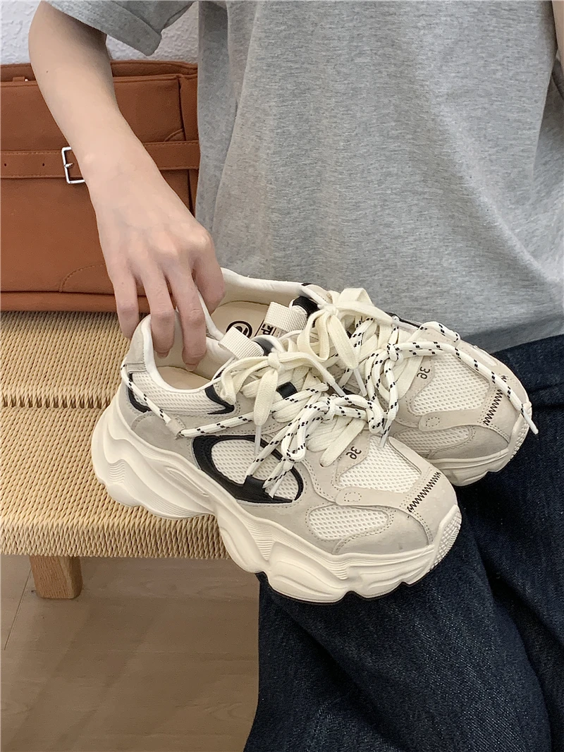 ピンクのダッドシューズ【厚底・通気性・真皮】：女性向けの日常使いに最適なデザインと機能のバランス
