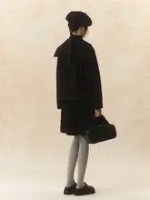 大きな翻領のリボン付きショートコートとプリーツスカートの冬用ファッション（セットアップ対応）