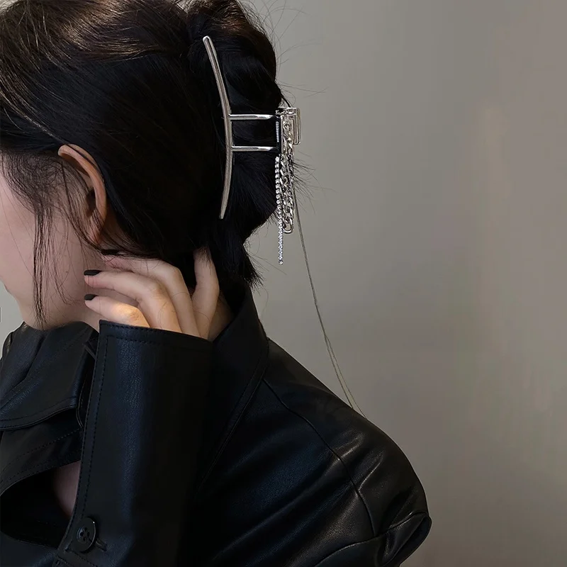 金属製 大型サメクリップ：デザインと耐久性を兼ね備えた女性向けヘアクリップ
