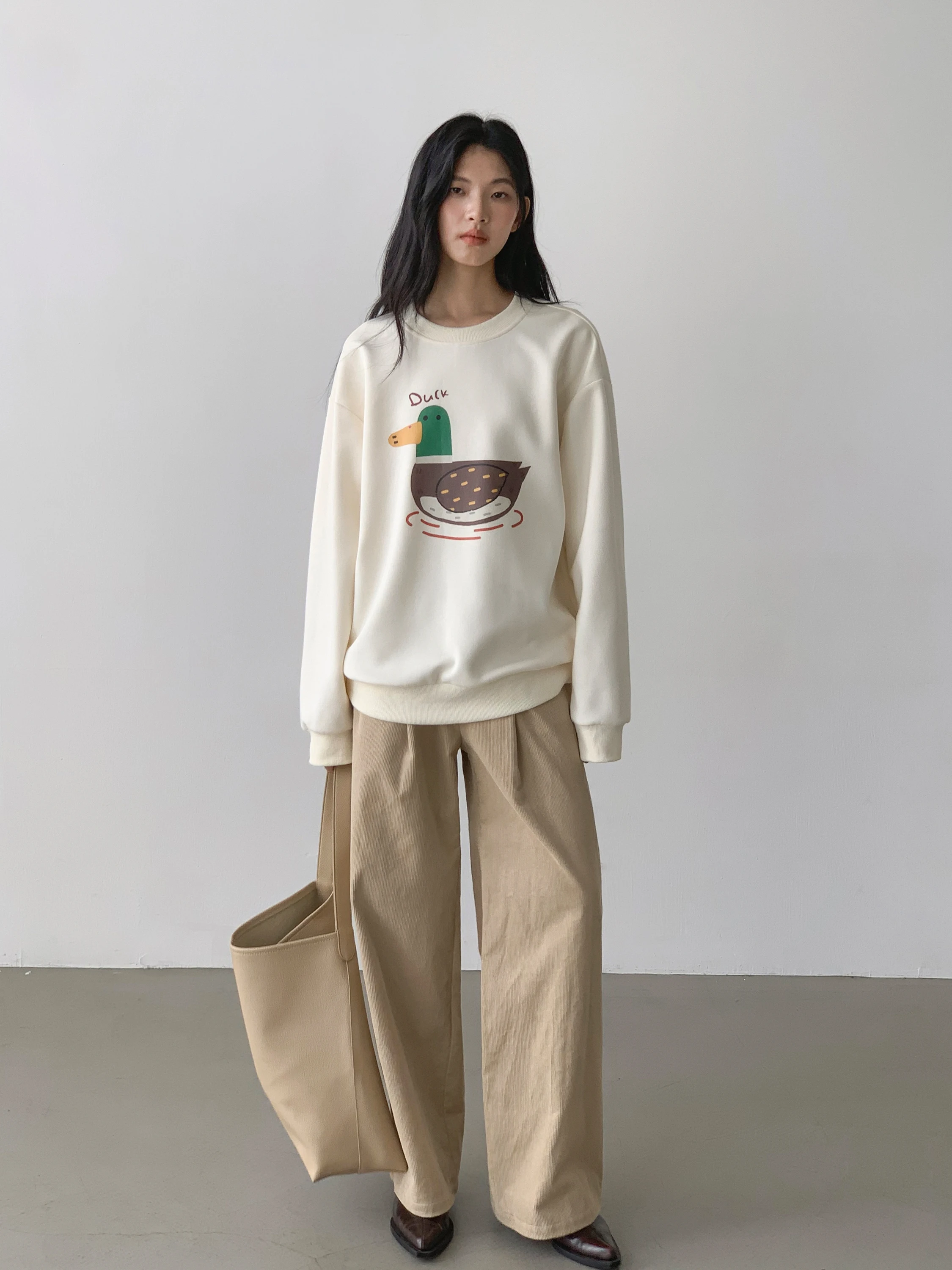 アフタヌーンティー コーデ パンツで悩むなら、この復古風コーデュロイパンツが救う理由は？
