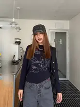リボンプリントのタイトフィット長袖Tシャツ【女性用・ストレッチ・インナー】