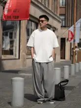 シンプルなデザインのフィットワイドパンツ【カジュアル・男性用】