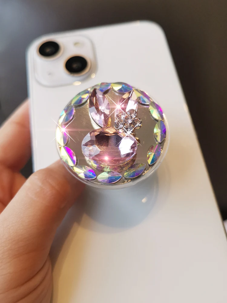 クリスタルウサギデザインのスマホスタンドで作る貼り付け式デスクホルダーの実用性と使い方