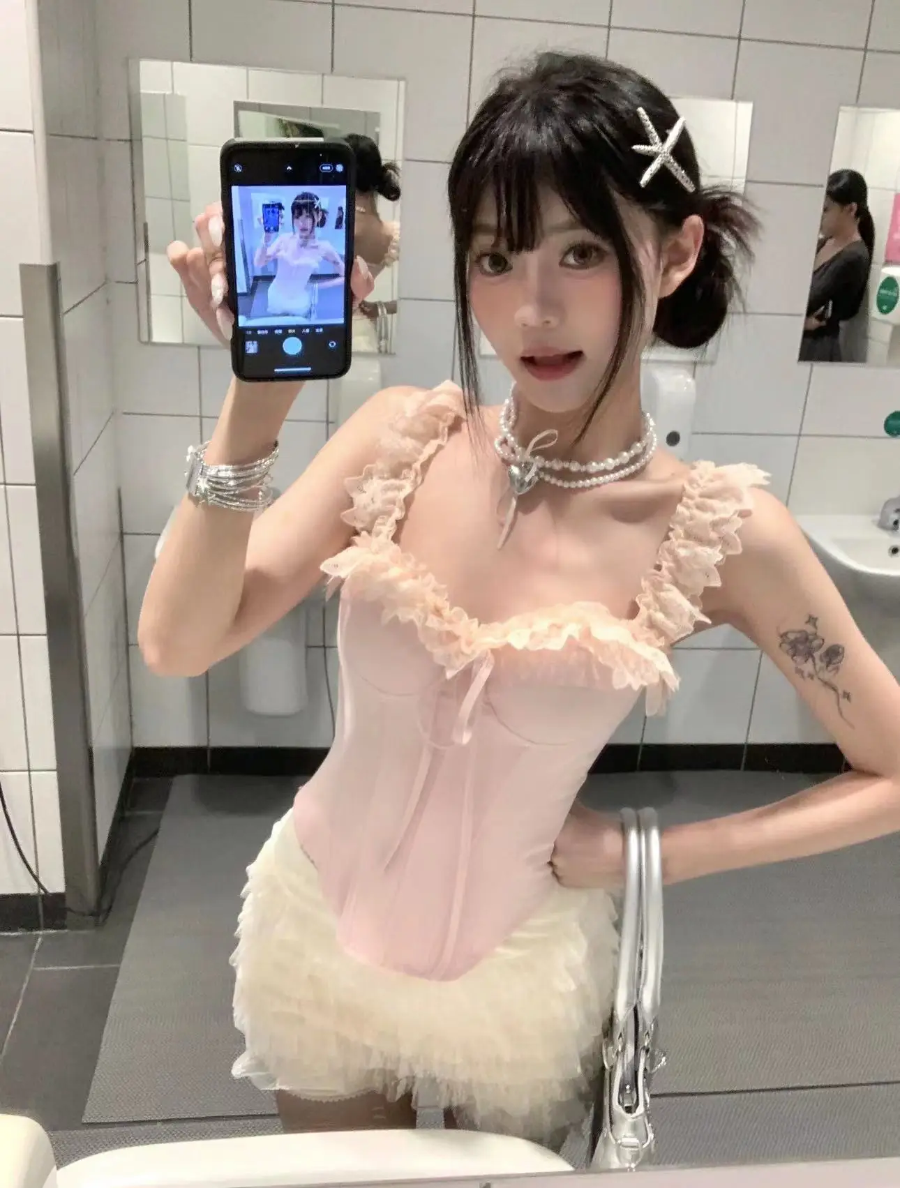 レースパッチワークのビスチェ風キャミソール：夏用短丈でフィット感と透气性を実現