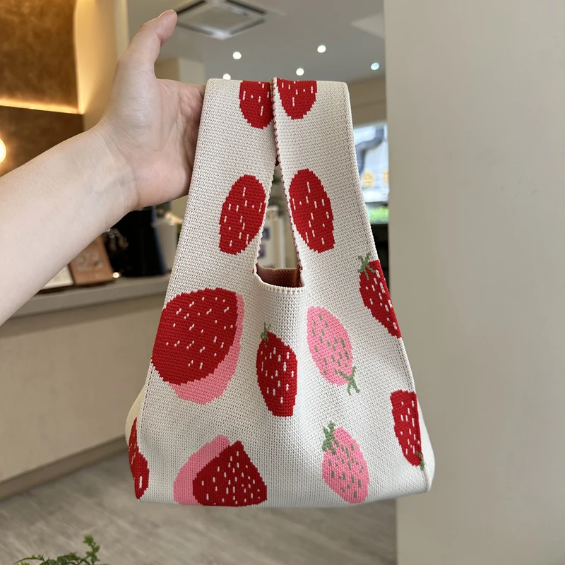 10万円以内のバッグで悩むなら、この「ストロベリーニット水桶バッグ」が本当におすすめ？