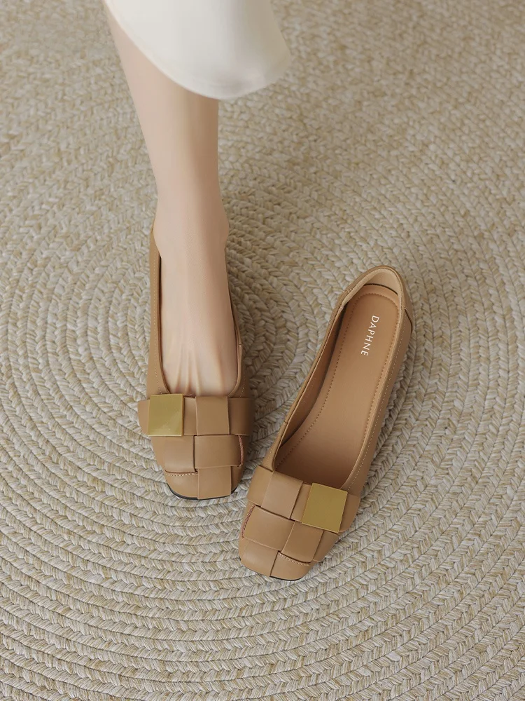 疲れないパンプスローヒール：フラットデザインのレディースローファーが実際の通勤シーンでどう活用されるか