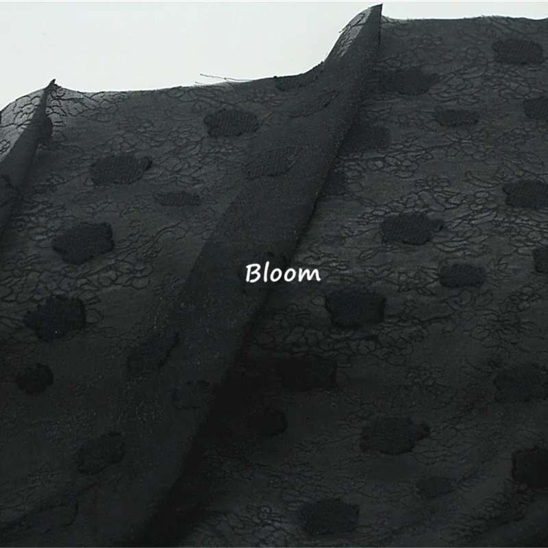 黒のチュール生地：薄手で落ち感のある光沢生地の実用性と使い方