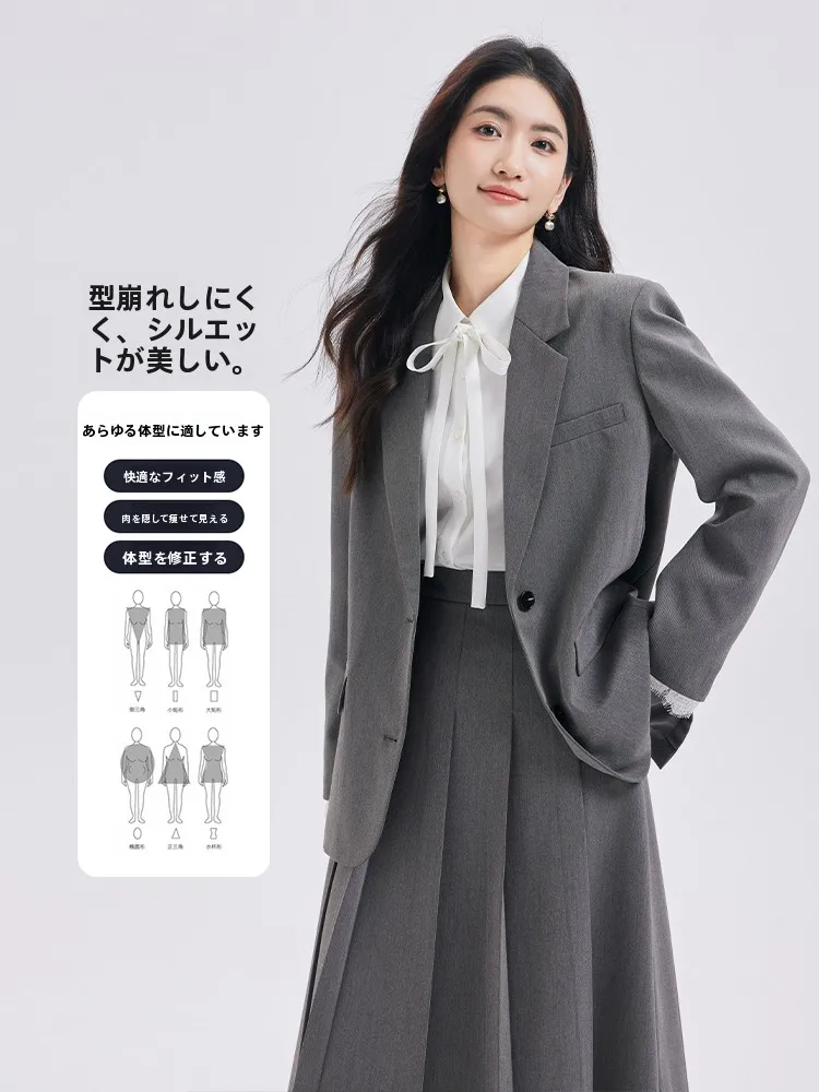通勤の日常をシンプルに整える、グレーのスーツジャケットは本当に必要？