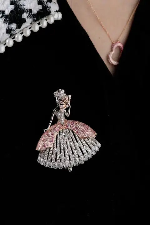 フルダイヤモンド装飾の妖精デザイン925銀ブローチ