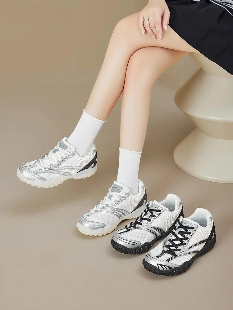 厚底デザインの女性用トレーニングシューズ：快適性とスポーティな日常使いの実証