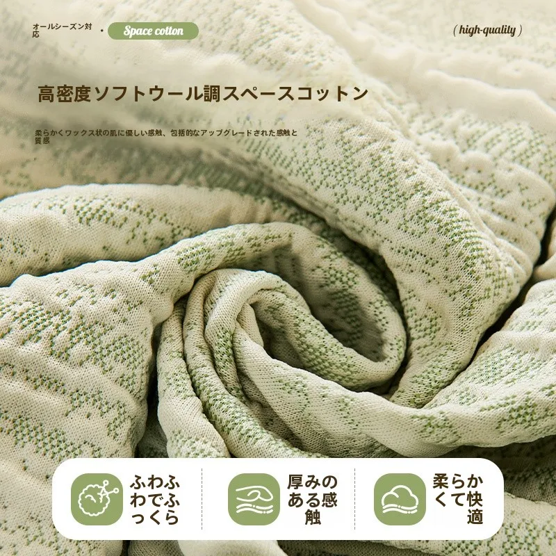 リビングのソファに猫の爪が届く？万能ソファカバーで失敗しない選び方とは