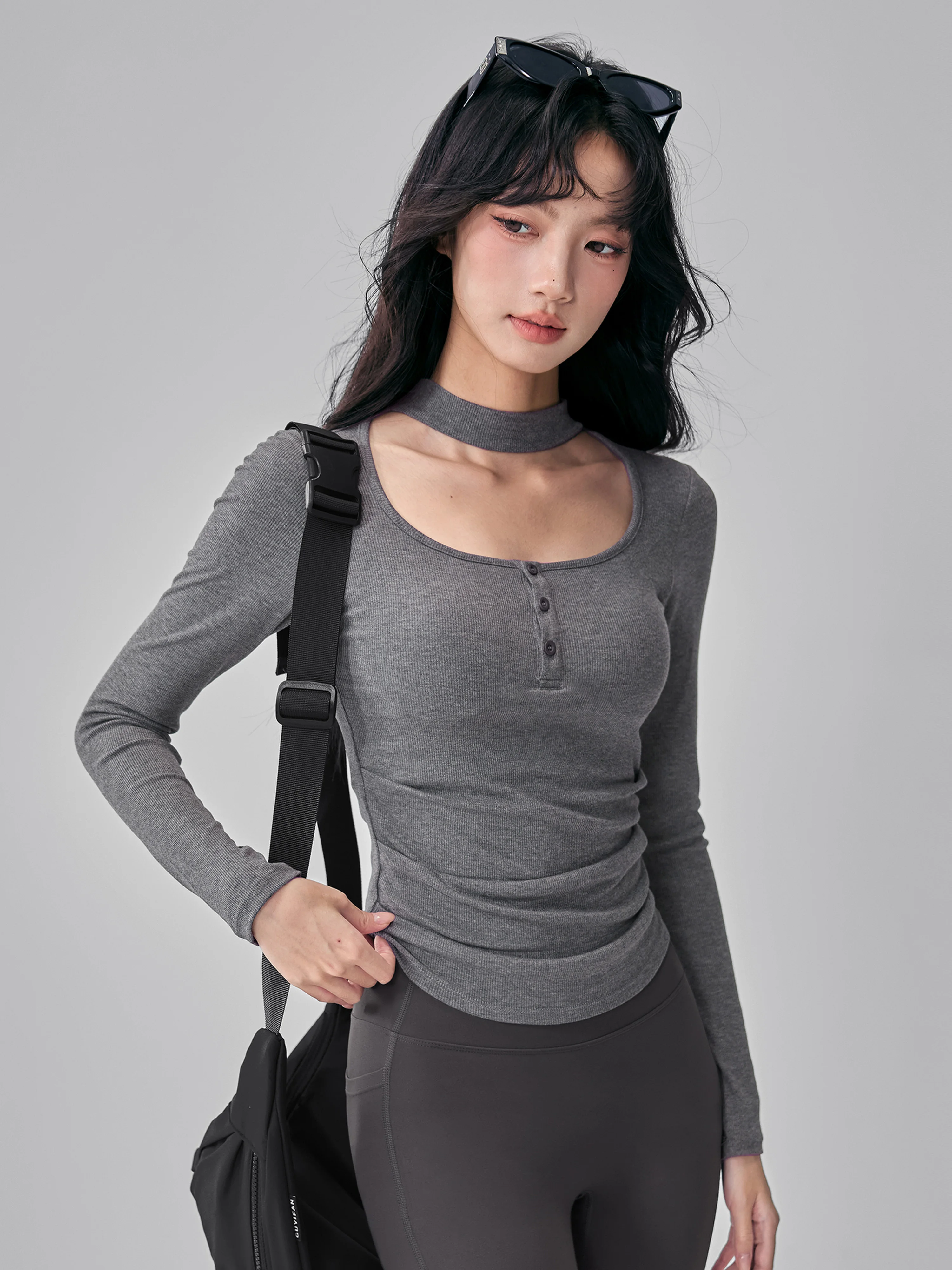 胸パッド付きヨガTシャツ：女性向けスリムフィット長袖の実用性と機能性を解説