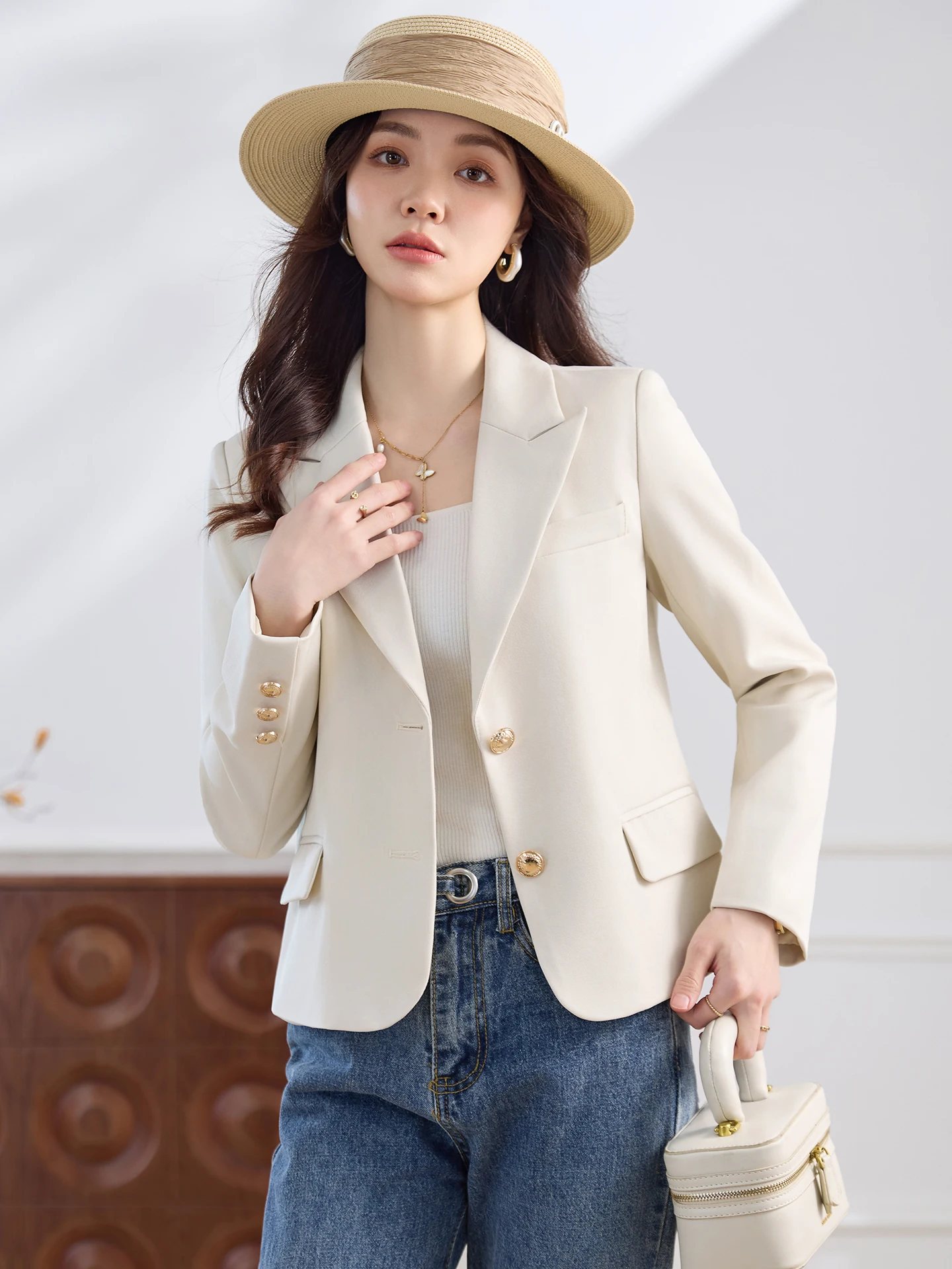 スーツっぽい私服 レディースの通勤シーンに最適なショートスーツジャケットとは