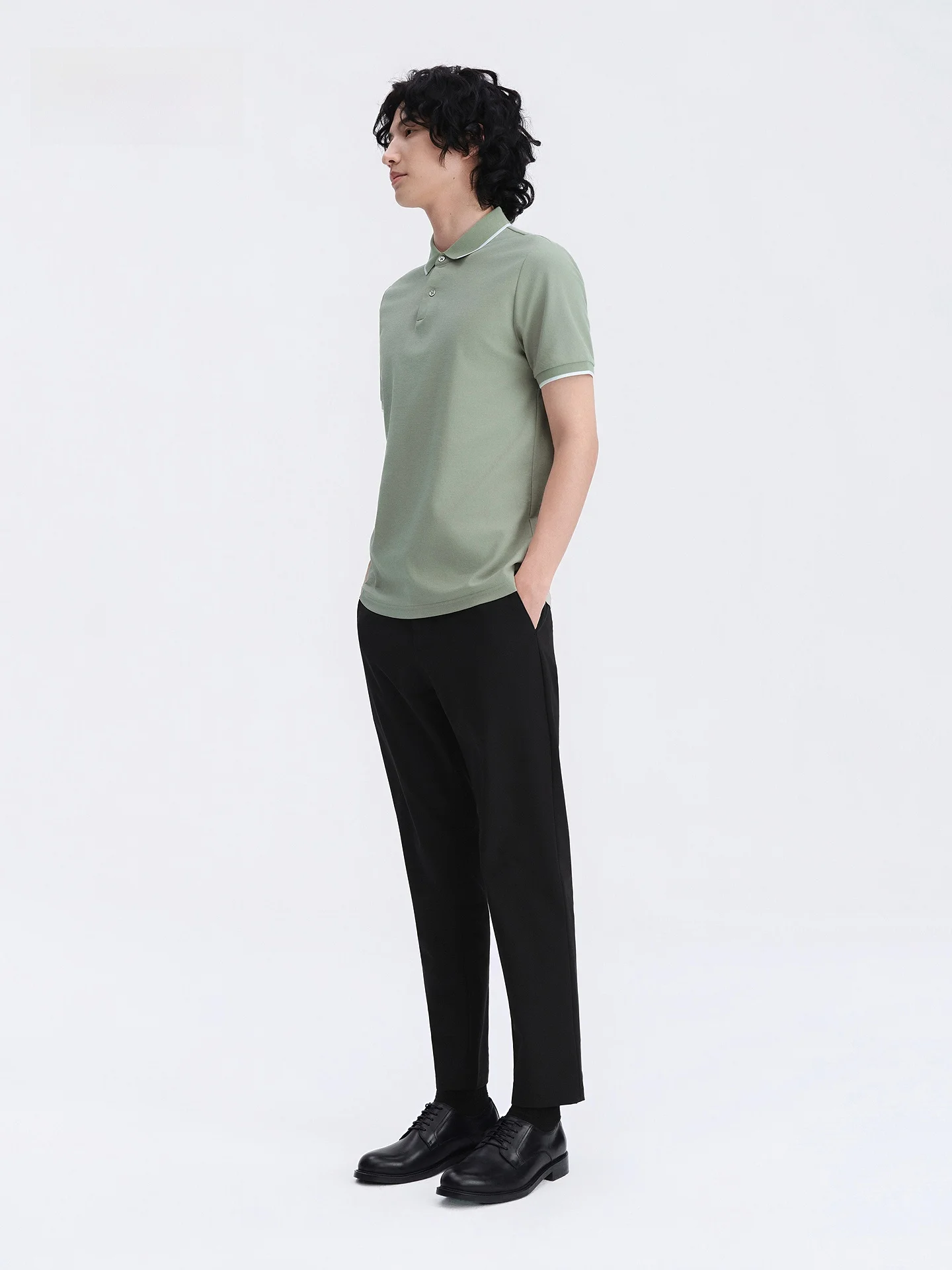 レトロ80年代風の3色コーデを実現する、今こそ着るべき薄手テーパードパンツは？
