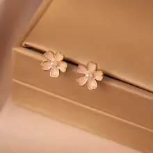 夏用 ピンク桜モチーフの小型イヤリング【簡約デザイン・フラワー・耳穴不要】