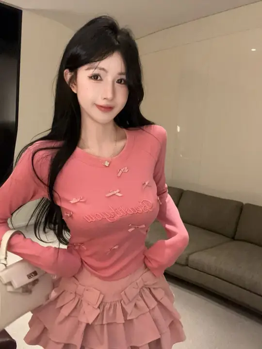 デザイン性のある刺繍入り蝶結びトップス【長袖・短丈・女性用・甘めスタイル】